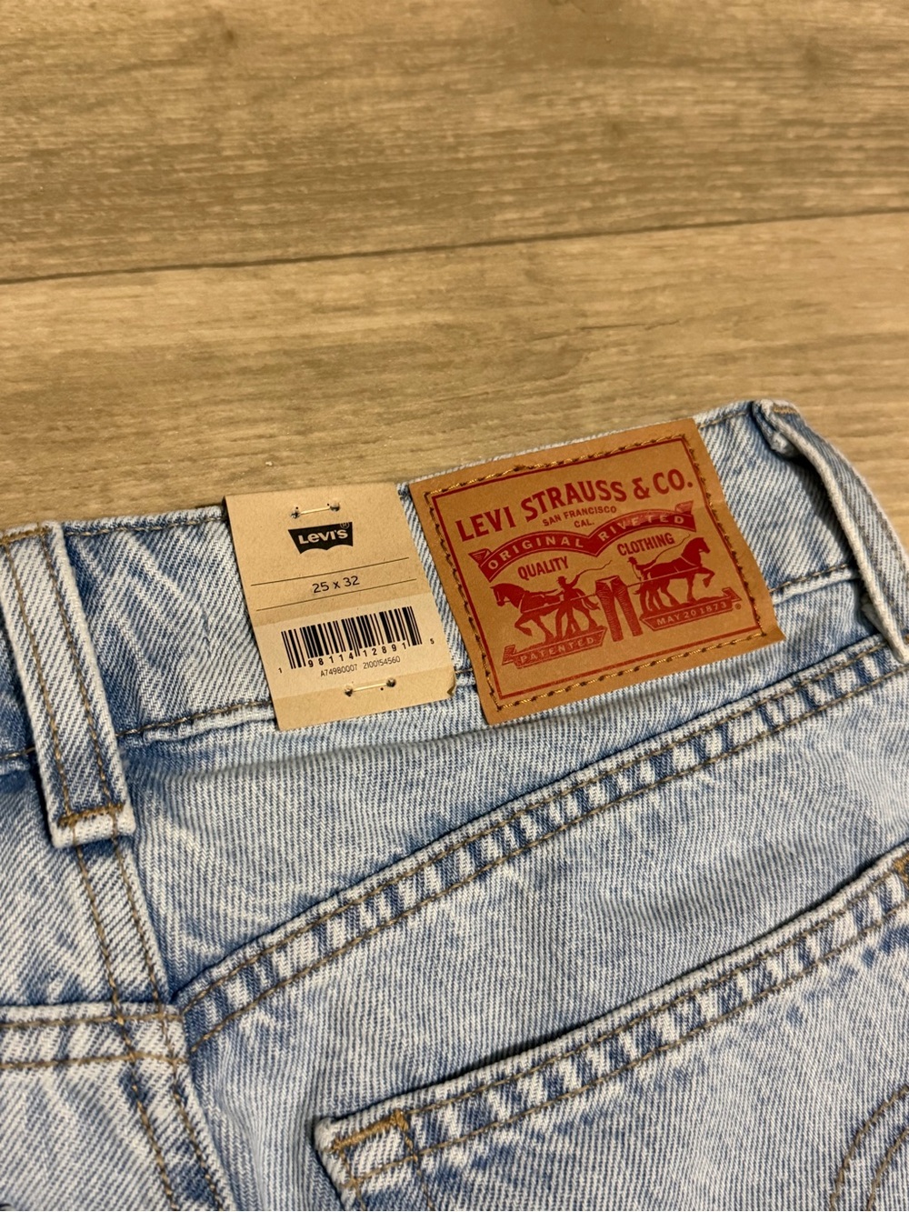 Levi's Women's Low-Rise Superlow Loose Jeans - Abraided Art 25x32 - Picture 14 of 16
